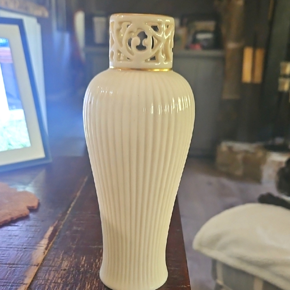 Elegant LENOX Cream Vase with Intricate Design